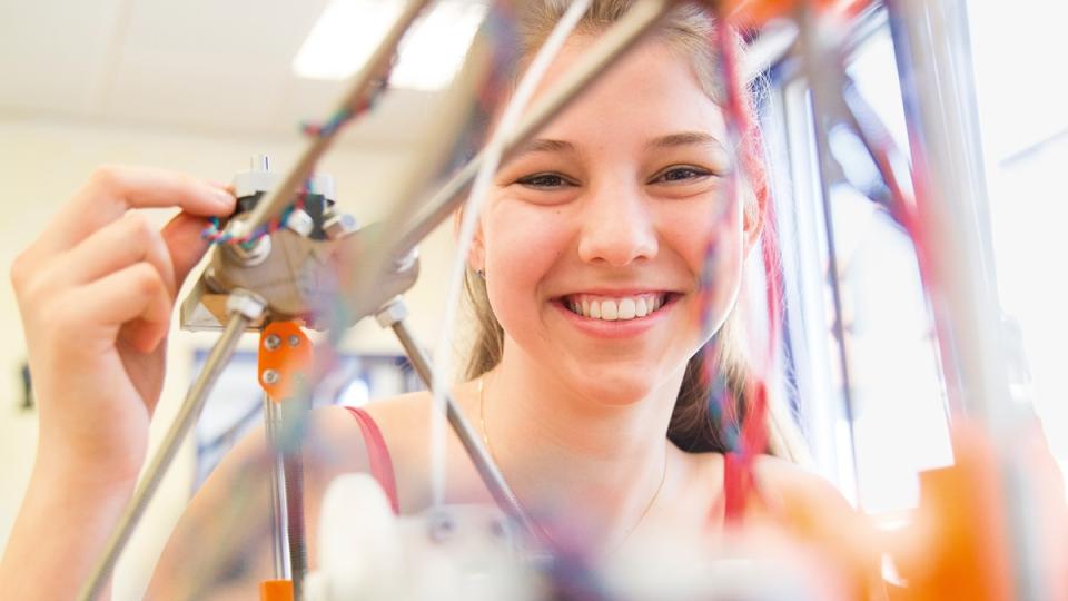 Eine Schülerin experimentiert mit technischen Gerätschaften. Eine Schülerin experimentiert mit technischen Gerätschaften.