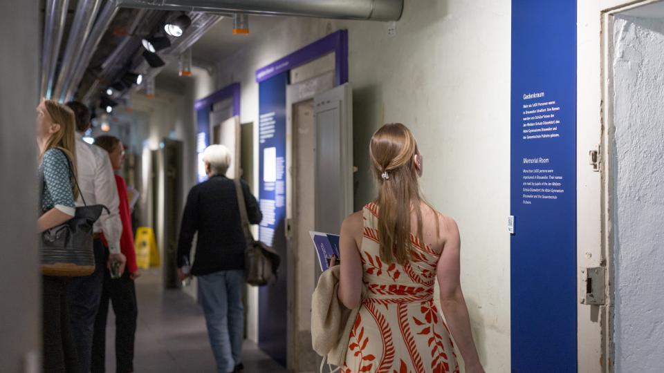 Besucherinnen und Besucher schauen sich in der Gedenkstätte Brauweiler um. Besucherinnen und Besucher schauen sich in der Gedenkstätte Brauweiler um.