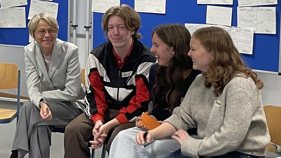 Ministerin Feller im Gespräch mit Schülerinnen und Schülern des Rudolph-Brandes-Gymnasiums Bad Salzuflen