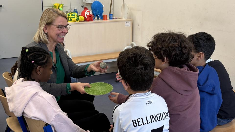 Schulsozialarbeiterin Kirsten Herr mit Schülerinnen und Schülern der Astrid-Lindgren-Grundschule Mühlheim.