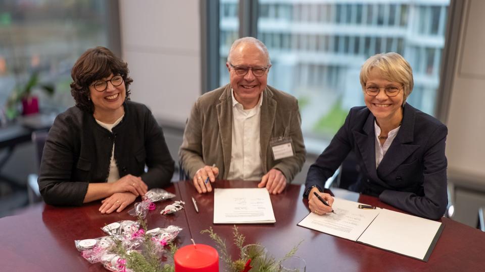 Schulministerin Dorothee Feller und Dr. Ingmar Ahl unterzeichnen die Kooperationsvereinbarung für die Karg Campus Beratung 2.0.