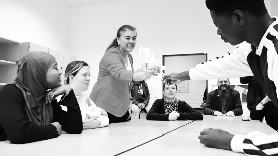 Die US-Generalkonsulin Preeti V. Shah besucht die Ruhrtal-Schule in Heinsberg und kommt mit Schülerinnen und Schülern ins Gespräch.