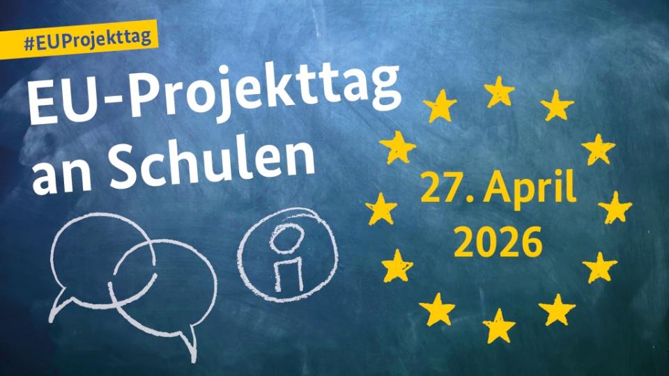 Vor dem Hintergrund einer Kreidetafel steht "#EUProjekttag - EU Projekttag an Schulen - 27. April 2026" daneben sind mit Kreide Sprechblasen, ein umkreistest "i", sowie ein Kranz gelber Europa-Sterne gezeichnet. 