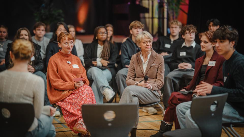 Schulministerin Feller in der jugendlichen Teilnehmendenrunde eines Fishbowl-Formats