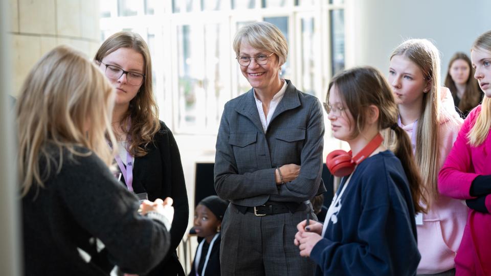 Ministerin Feller im Gespräch mit Jugendlichen