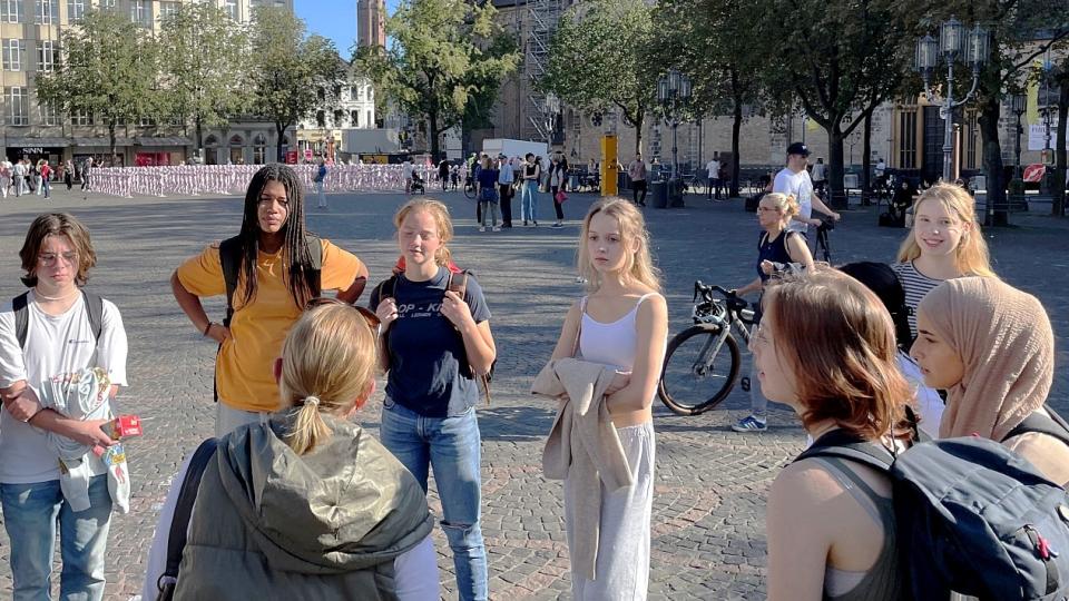 Eine Gruppe Schülerinnen und Schüler steht in Bonn auf dem Münsterplatz.