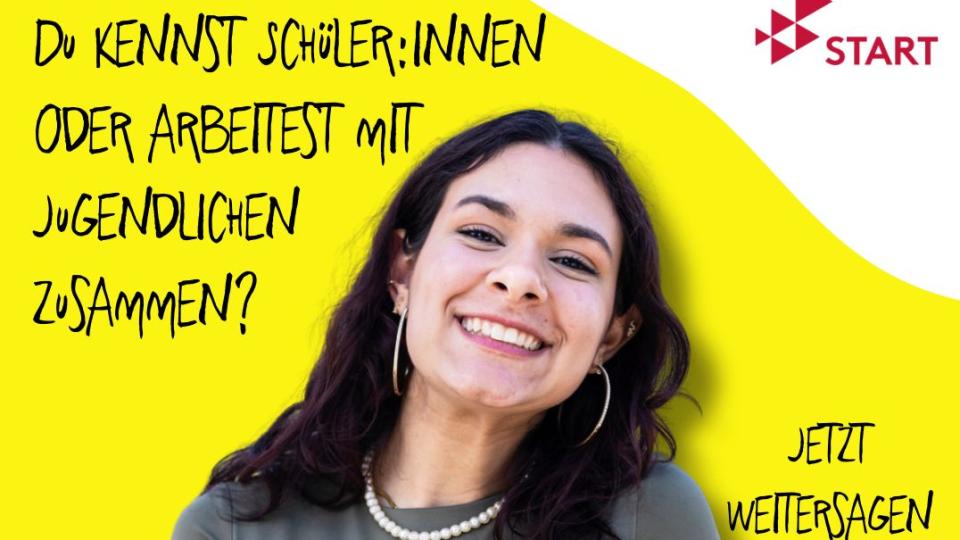 Eine junge Frau lacht in die Kamera und zeigt "Daumen hoch".