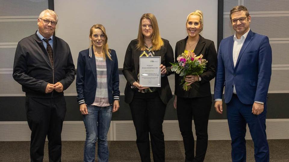 Vertreterinnen und Vertreter des Georg-Kerschensteiner-Berufskollegs nehmen den Hermann-Schmidt-Sonderpreis entgegen