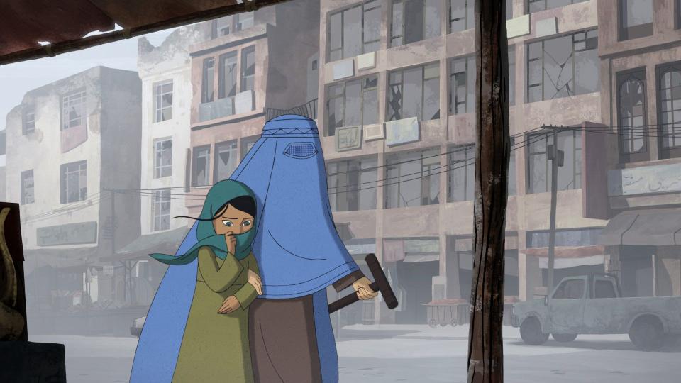 Parvana, mit einem türkisfarbenen Kopftuch, begleitet ihre in eine Burka gehüllte Mutter durch die Straßen Kabuls. 