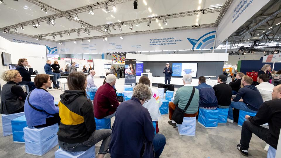 didacta 2026: Veranstaltung auf der Aktivfläche des Schulministeriumsstandes