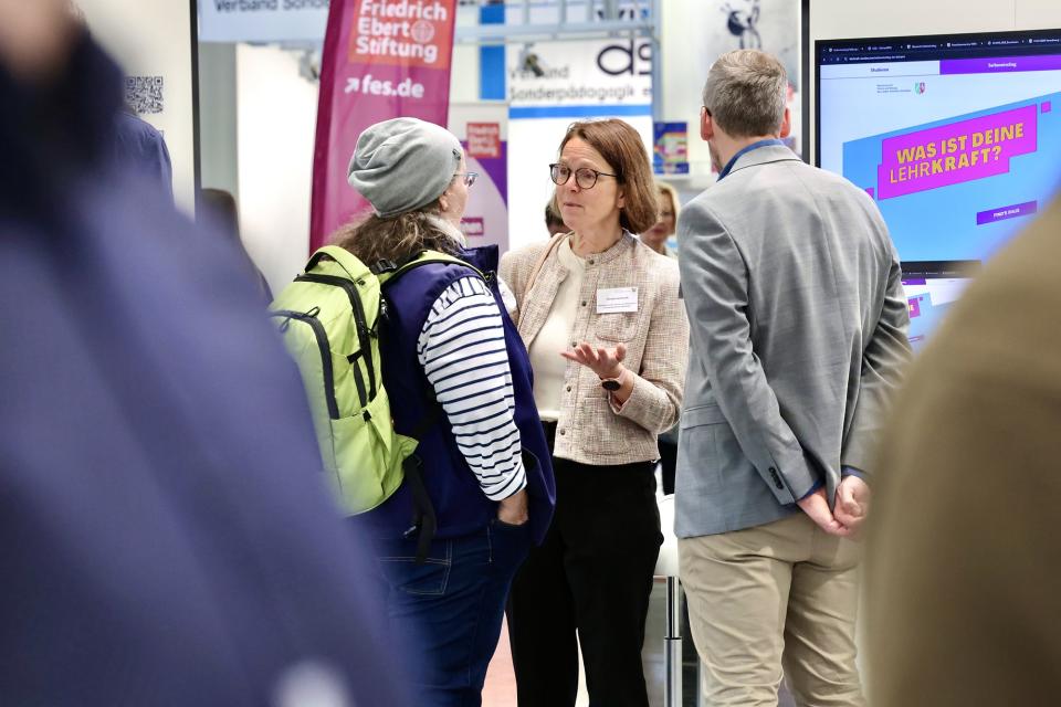 Beratungsgespräch am Stand des Schulministeriums
