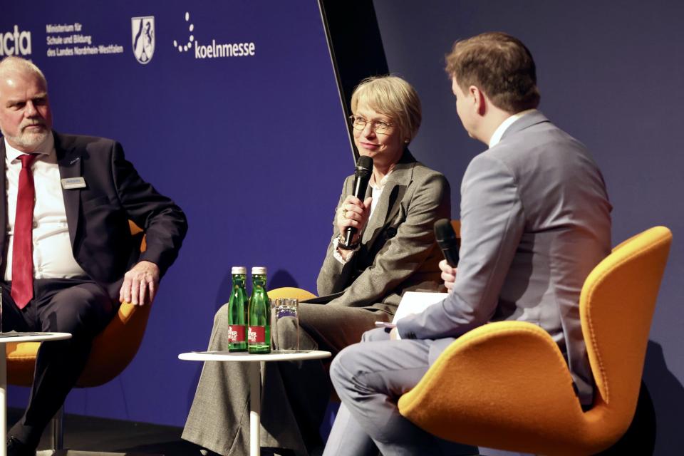 Ministerin Feller bei einem Podiumsgespräch im Rahmen der Eröffnung der didacta 2026