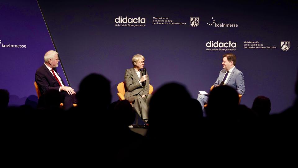 Schul- und Bildungsministerin Dorothee Feller im Podiumsgespräch während der Eröffnungszeremonie der didacta 2026.