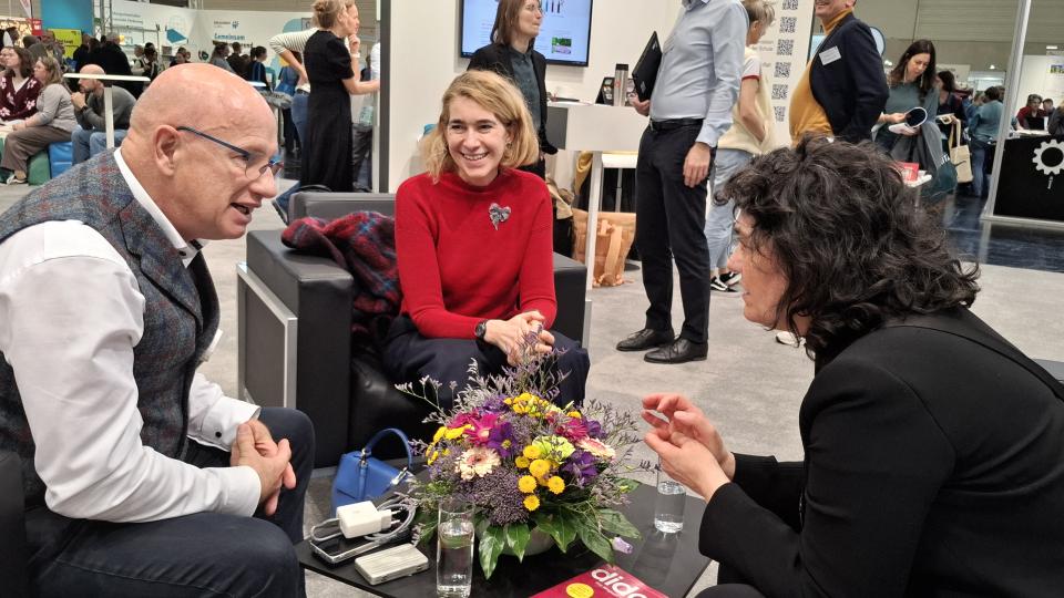 Die Kommunikationsfläche in der Mitte des Messestands lud zum Austausch und Verweilen ein. 