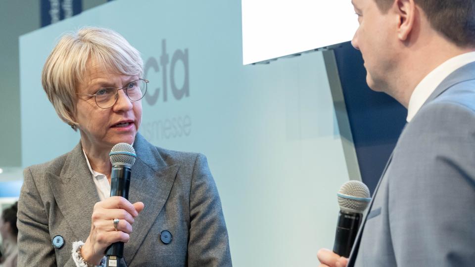 Schul- und Bildungsministerin Feller im Interview mit Dr. Matthias Degen am Forum Bildungsperspektiven des didacta Verbands. 