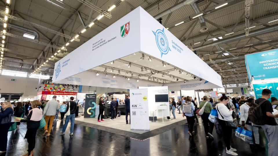 Der Messestand des Ministeriums für Schule und Bildung in Kooperation mit der Qualitäts- und UnterstützungsAgentur – Landesinstitut für Schule (QUA-LiS) auf der didacta 2026 in der Totalen. 