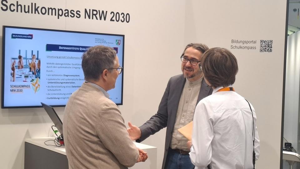 Das Thema Schulkompass NRW 2030 war mit einem eigenen Informationsstand auf der didacta 2026 vertreten.