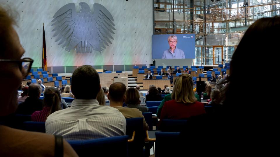 Grundschulleitertag im WCC in Bonn, auf einem großen Bildschirm erscheint das Begrüßungsvideo von Ministerin Feller (25. März 2026)