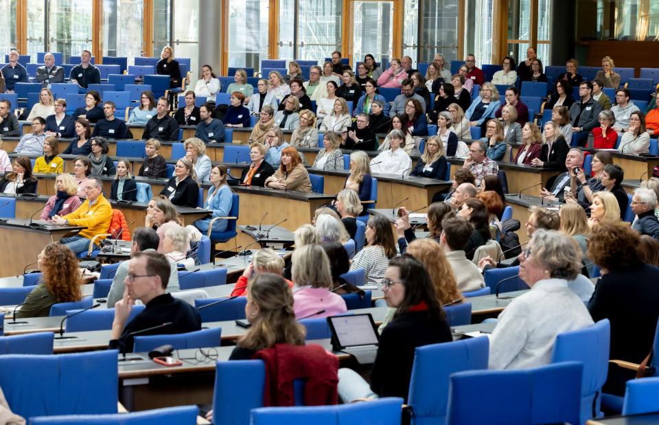 Teilnehmende des Grundschulleitungstages sitzen im alten Plenarsaal.