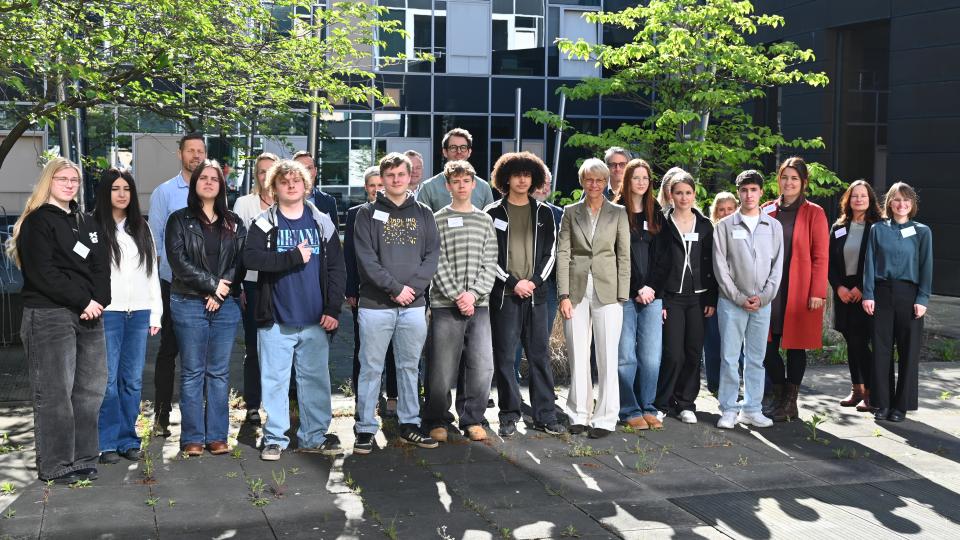 Gruppenbild mit Schülerinnen und Schülern sowie Schulministerin Feller im Innenhof des MSB NRW