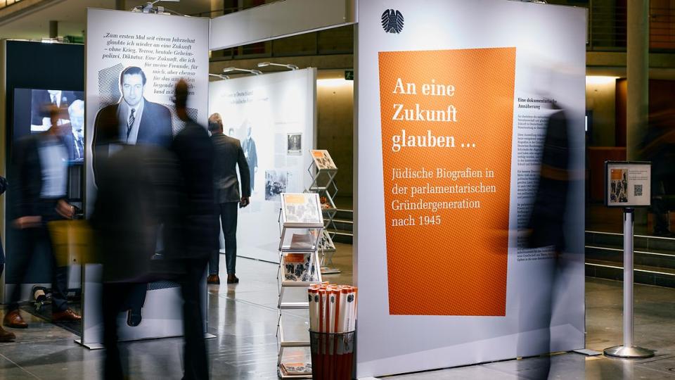 Ausstellung "An eine Zukunft glauben. Jüdische Biografien in der parlamentarischen Gründergeneration nach 1945" in der Halle des Paul-Löbe-Hauses. 