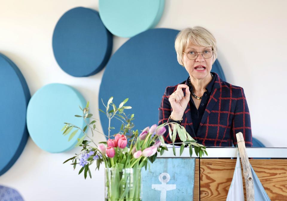 Ministerin Feller spricht an einem Rednerpult.