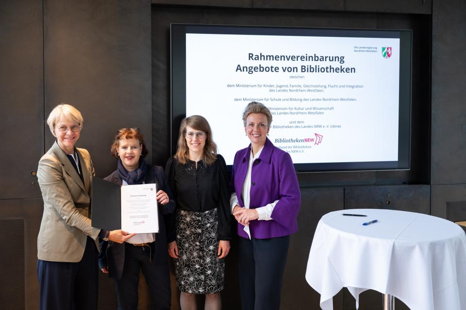 Partnerinnen und Partner zeigen die unterzeichnete Rahmenvereinbarung.