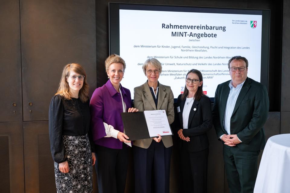Partnerinnen und Partner zeigen die unterzeichnete Rahmenvereinbarung.