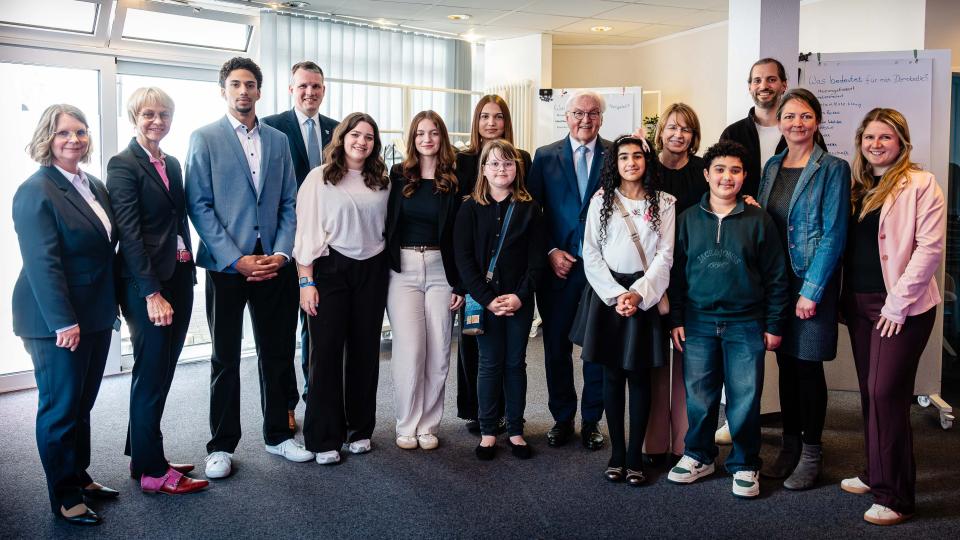 Gruppenbild mit Bundespräsident Frank-Walter Steinmeier und Ministerin Dorothee Feller sowie Schülerinnen und Schüler.