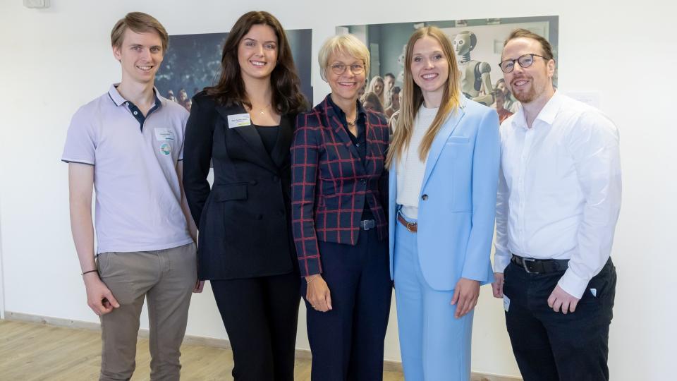 Ministerin Feller mit einer Gruppe Lehramtsanwärterinnen und -anwärter