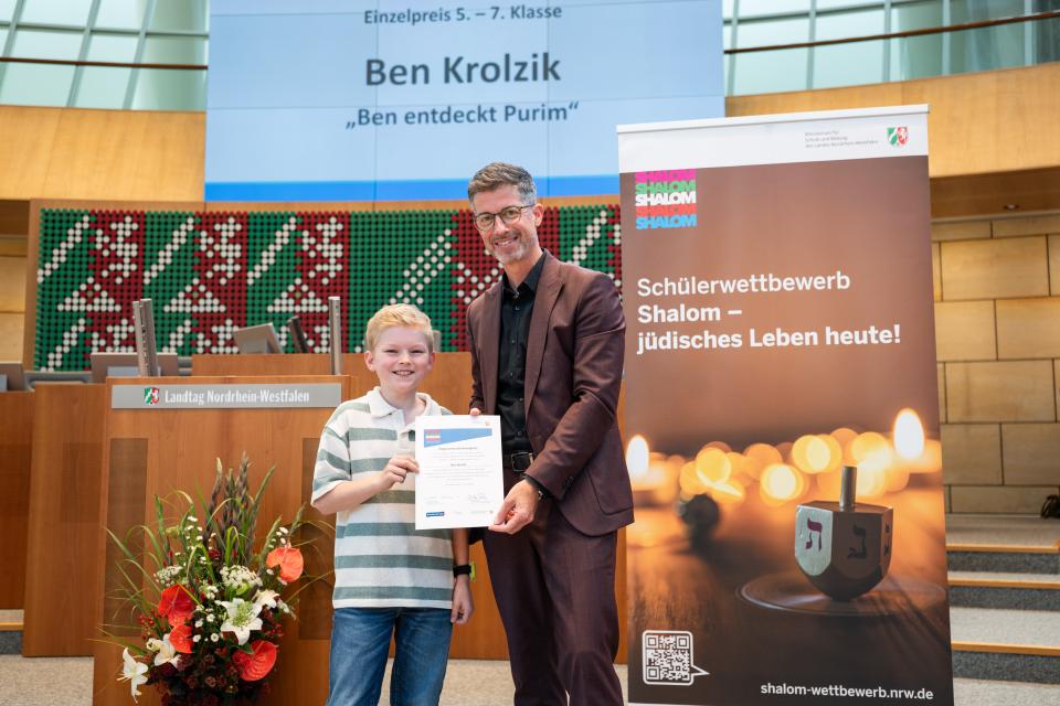 Ben Krolzik mit Laudator Michael Anger.
