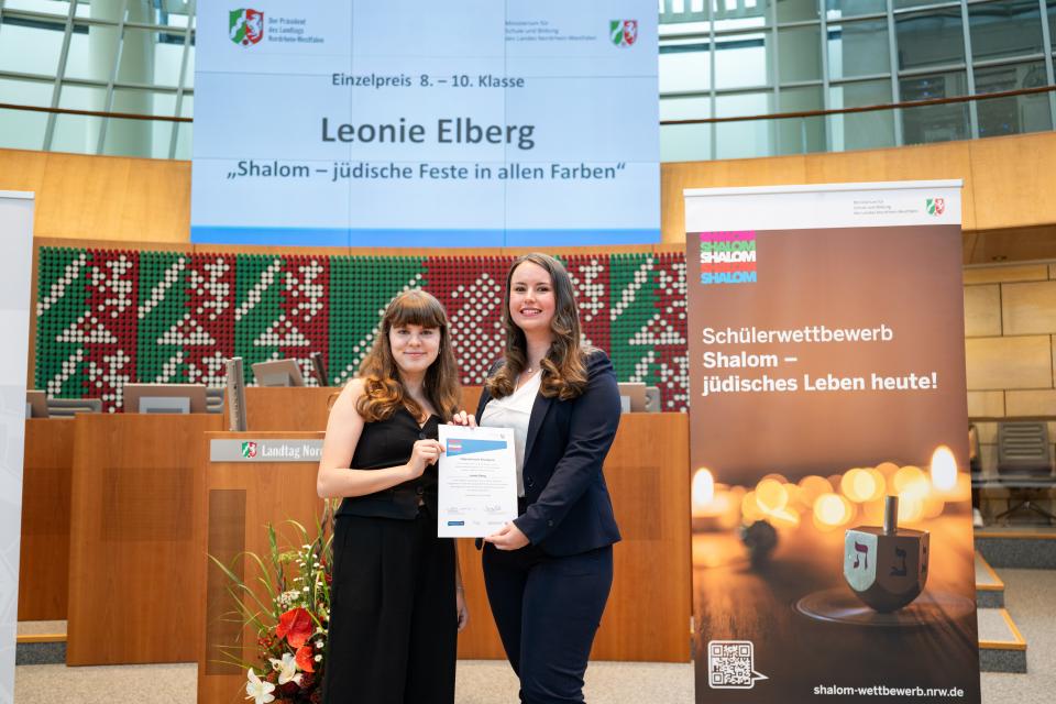 Leonie Elberg mit Laudatorin Janine Gielis.