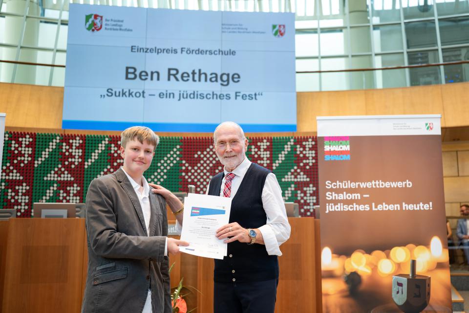 Ben Rethage mit Laudator Sharon Fehr.