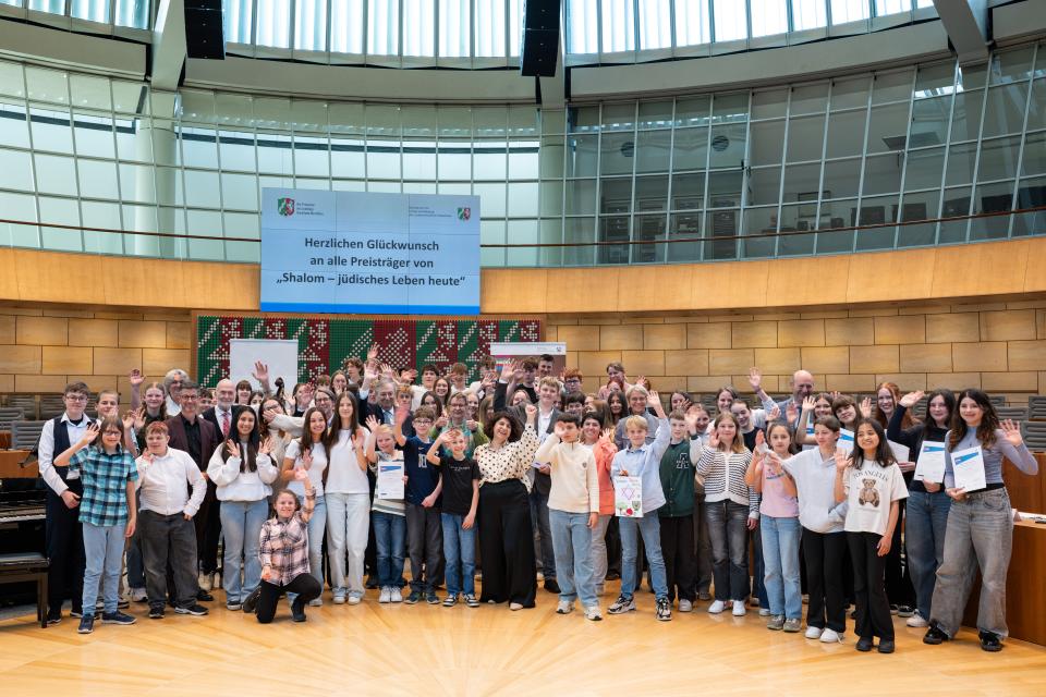 Gruppenbild aller Preisträgerinnen und Preisträger.
