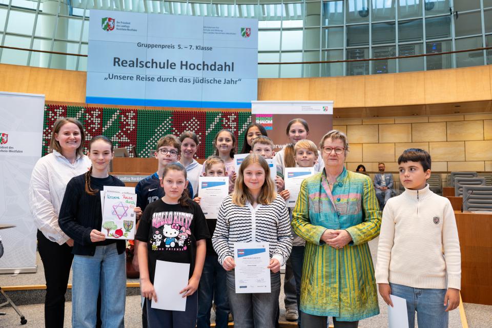 Schülerinnen und Schüler der Realschule Hochdahl mit Laudatorin Sylvia Löhrmann.
