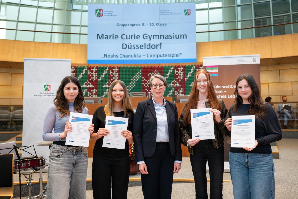 Schülerinnen und Schüler des Marie-Curie-Gymnasiums Düsseldorf mit Laudatorin Michaela Muylkens