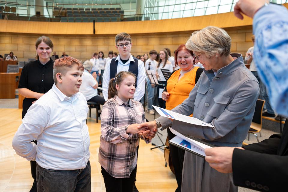Schülerin und Schüler der chülerinnen und Schüler der Glückauf-Schule, LWL-Förderschule Hören und Kommunikation, mit Laudatorin Dorothee Feller.