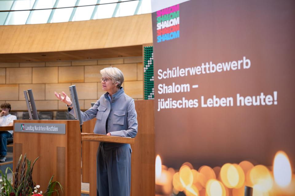 Ministerin Feller hält ein Grußwort.