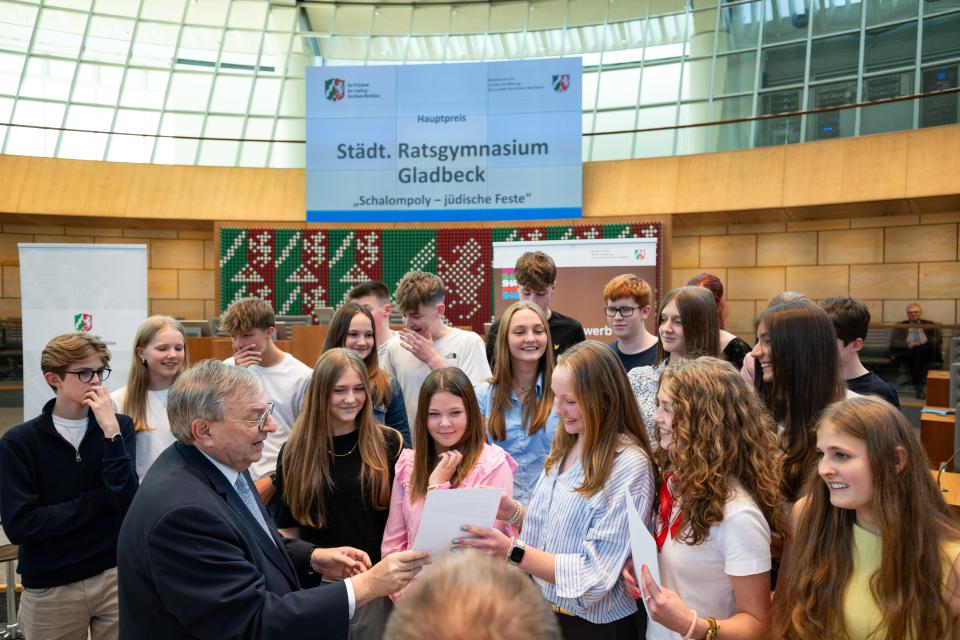 Adam Lehrer und Schülerinnen und Schüler des Ratsgymnasiums Gladbeck