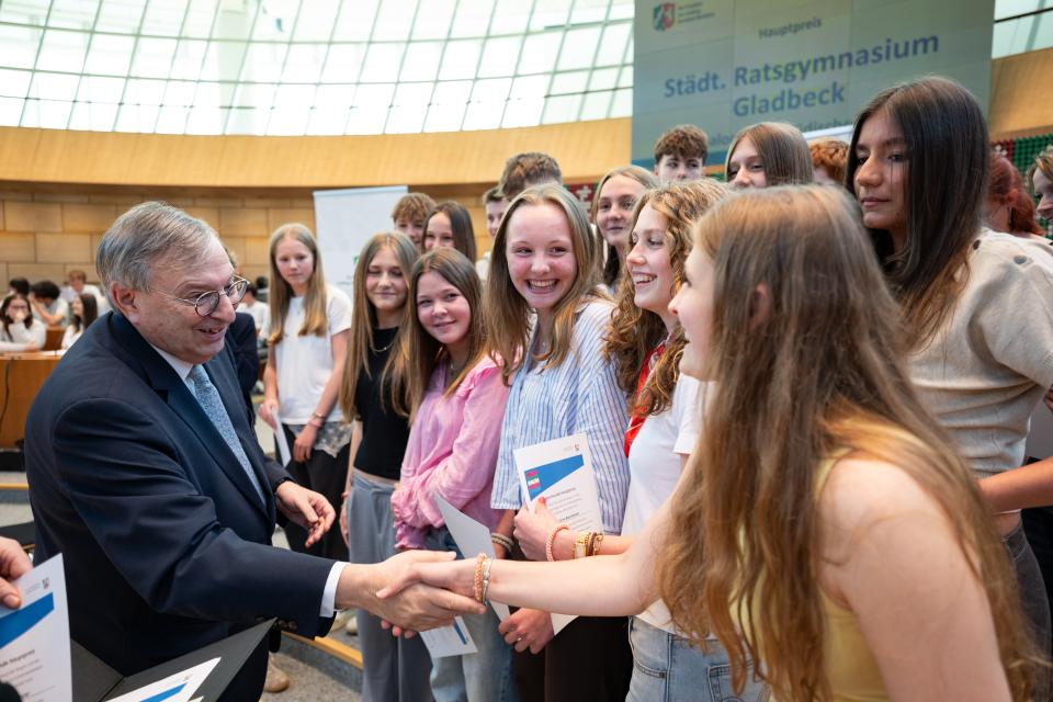 Abraham Lehrer gratuliert den Schülerinnen und Schülern des städtischen Ratsgymnasiums Gladbeck zu ihrem Hauptpreis für das Projekt „Schalompoly – jüdische Feste“.