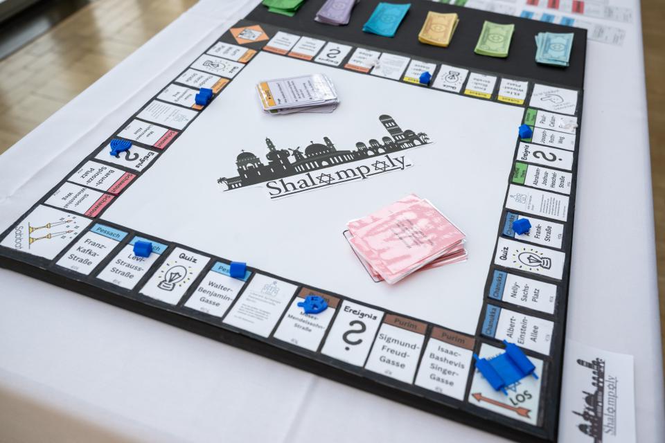 Der Hauptpreis, das Brettspiel "Shalompoly".