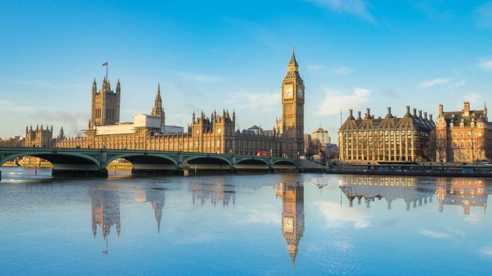 Skyline von London: Der Blick geht über die Themse zur London Bridge und zu Big Ben.