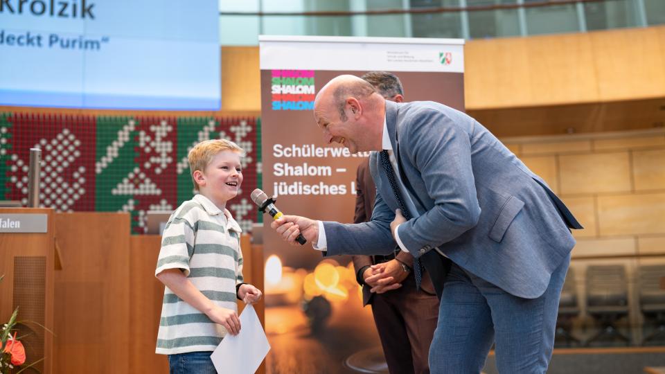 Moderator Klaus Schilling spricht mit  Preisträger Ben Krolzik.