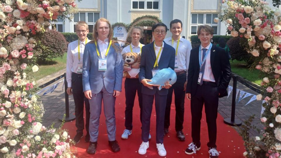 Ben Fischer, Grigorii Kukanov, Johannes Jacob, David Kurniady, Clemens Böke und Benedict Sittig auf einem rosengesäumten roten Teppich