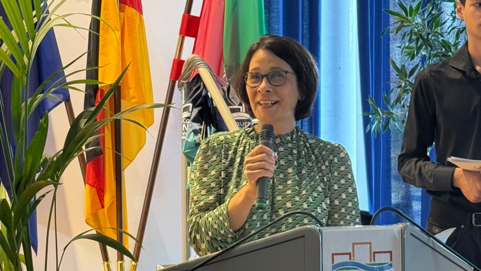 Abteilungsleiterin 3 hält Rede in Schule