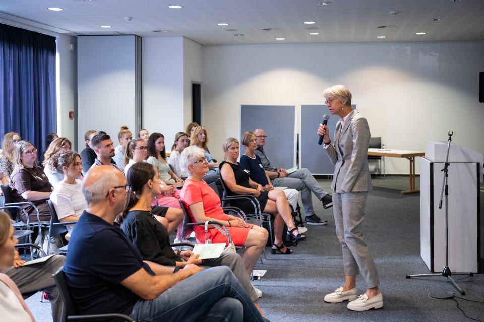 Ministerin Feller und Lehramtsanwärterinnen und -anwärter beim Besuch des Jüdischen Museums Westfalen in Dorsten