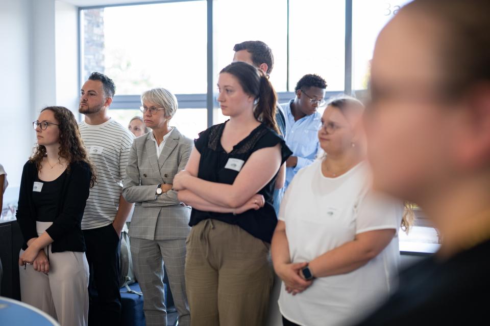 Ministerin Feller und Lehramtsanwärterinnen und -anwärter beim Besuch des Jüdischen Museums Westfalen in Dorsten