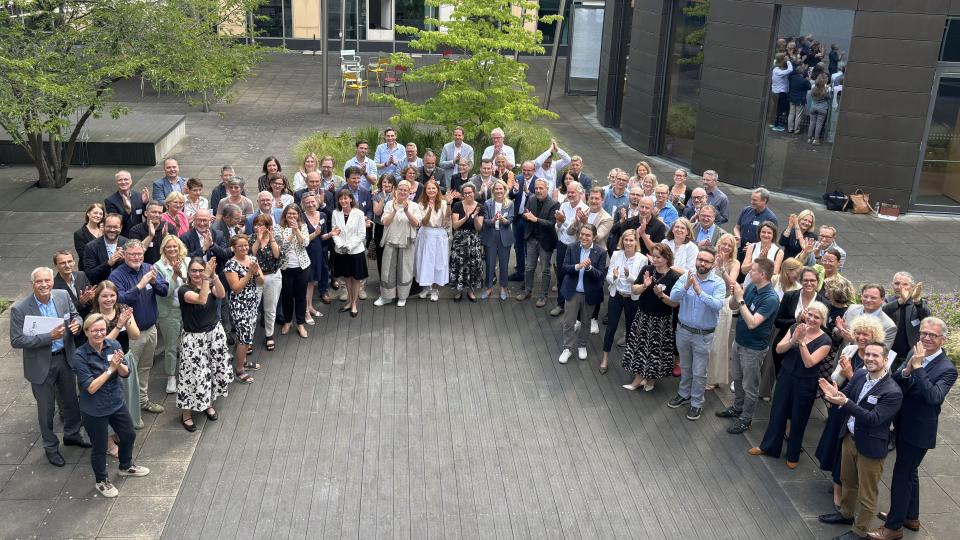 Gruppenbild aus Vogelperspektive der Teilnehmerinnen und Teilnehmer an der RBZB-Veranstaltung am 1. Juli 2026 im MSB NRW