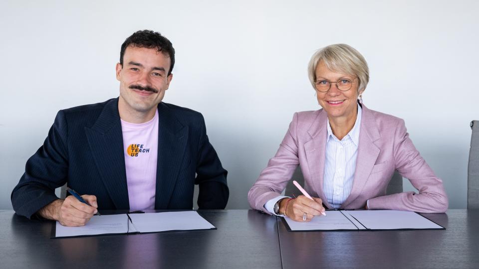 Ministerin Feller und Ludwig Thiede bei der Unterzeichnung des Memorandum of Understanding