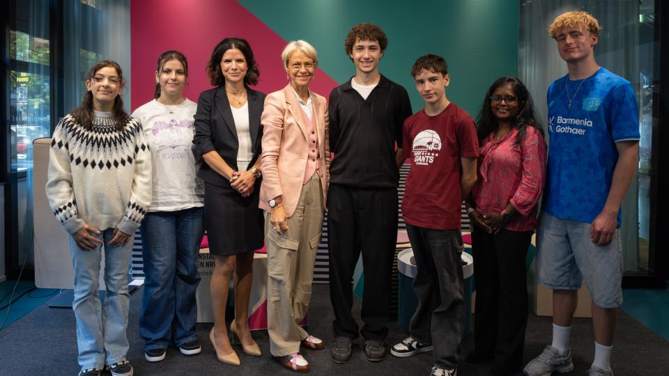 Gruppenbild mit Ministerin Feller im Rahmen der Medienscouts Convention